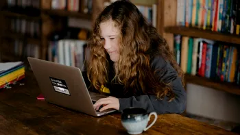Avertisment pentru profesorii care fac lecții online: ce nu trebuie să facă pe Facebook