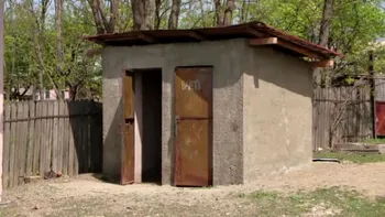 Cât de civilizați sunt românii, în 2021: câte case noi nu au canalizare, dar WC în curte