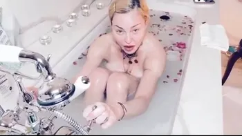 Cum a căzut Madonna în capcana conspirațiilor despre coronavirus: de ce i-a șters Instagram o postare