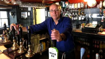 FOTO Acest patron de bar a găsit o soluție radicală pentru a-i ține la distanță pe clienți