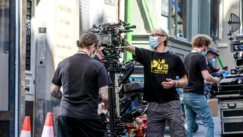 Cum se fac filme în plină pandemie, de la brățări de proximitate la ambalaje etanșe