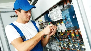 Absolvenții de școli profesionale, mai câștigați decât românii cu facultate: cât câștigă un electrician