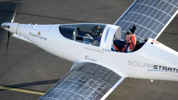 Primul salt dintr-un avion alimentat cu energie solară