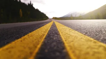 De ce asfaltul poate deveni o sursă mai mare de poluare decât mașinile