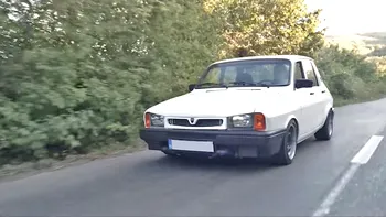 Dacia rarisimă în România: când trece pe șosea și BMW se dă din calea sa. Secretul e sub capotă