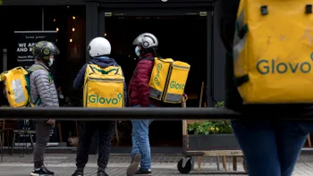 Decizia care pune mari probleme Glovo și altor servicii similare vizează direct livratorii