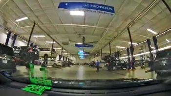 VIDEO S-a trezit cu o factură de 10 ori mai mare pentru un schimb de ulei. I s-au tăiat picioarele când a verificat camera de bord