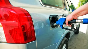Lovitură majoră la pompă pentru toți șoferii din România: ce s-a întâmplat în ultimul an cu prețul