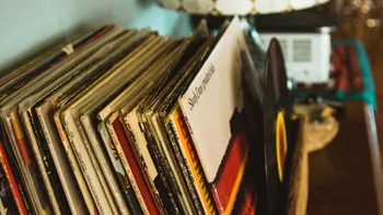 Întoarcerea la origini: de ce se vând mai bine vinilurile decât CD-urile