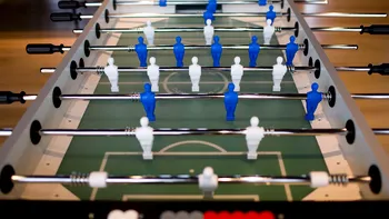Oameni versus roboți: cum te învinge tehnologia la jocul de foosball