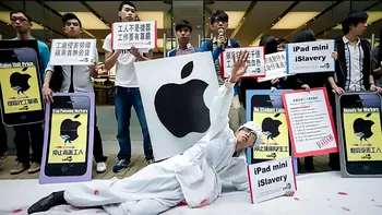 Apple, într-un nou scandal cu muncitori exploatați: mii de studenți au făcut ore suplimentare, ilegal