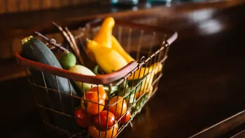 Coșul zilnic de mâncare, în Europa: câți bani lași la supermarket în România, față de occident