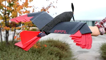 Această dronă cu aripi mobile este la fel de agilă ca un vultur