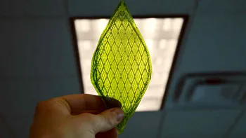 Oamenii de știință au inventat o frunză artificială care aspiră dioxid de carbon din atmosferă și produce combustibil curat