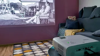 E momentul perfect să-ți faci cinema acasă. Poți porni de la acest proiector