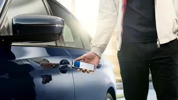 Mașina pe care o deschizi direct cu telefonul: în ce condiții poți face asta?