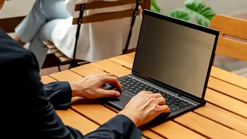 Nu doar Apple lansează laptopuri cu procesor de telefon: noul HP acoperit cu piele pare revoluționar