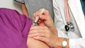 A început vaccinarea aiurea în România: din greșeală, a fost vaccinat cu Pfizer și cu Moderna