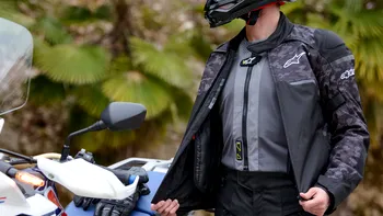 Acești blugi cu airbag și vestele high-tech ar putea face mersul pe motociclete mai sigur