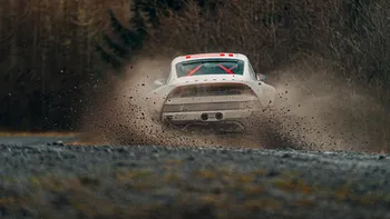 FOTO-VIDEO Acest model de Porsche nu e făcut pentru stradă, dar îți oferă tot pentru a simți adrenalină