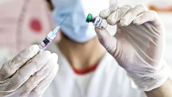 Eficacitatea vaccinului la copii, aproape de 100%: soluția lui Rafila pentru ca părinții să accepte vaccinarea