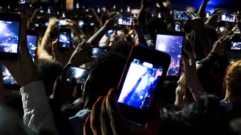 Câți români mai cred în 2021 că telefoanele îi radiază: studiul care te va surprinde