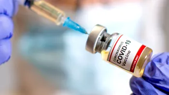 Întrebarea de care ține oprirea pandemiei: de ce nu putem produce mai repede și mai mult vaccin