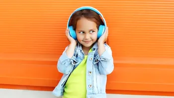 Copiii, amatori de podcasturi de mici: Apple a creat o secțiune specială doar pentru ei