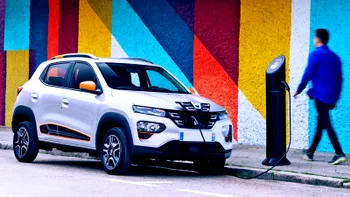 Oamenii care deja urăsc Dacia electrică, deși mașina ajunge la clienți abia în toamnă