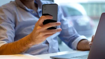 Folosirea telefonului îți distruge sănătatea: la ce să fii atent și cum previi boala