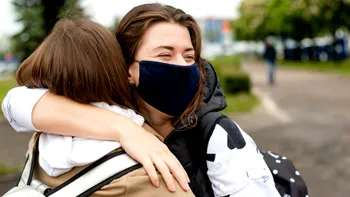 Am renunțat la obiceiurile sociale în pandemie. De ce e crucial să revenim la îmbrățișări și strângeri de mână când eradicăm virusul