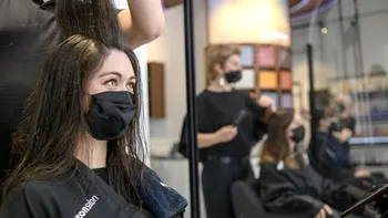 Amazon și-a deschis frizerie și nu e o glumă: cum te tunzi cu ajutorul realității augmentate