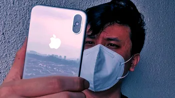 Cum îți deblochezi iPhone-ul cu Apple Watch, chiar și cu masca pe față. Funcția care-ți face viața mai ușoară în pandemie