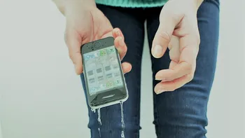 Ce trebuie să faci dacă ai scăpat telefonul în apă sau l-ai uitat în ploaie: rezolvarea cu orez, mit sau realitate:?