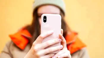 Giganții care stau cu ochii pe telefonul tău: cât știu despre tine și cât de des primesc informațiile