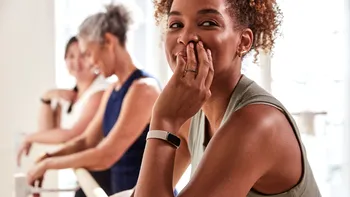 Prima brățară lansată de Fitbit după ce a trecut la Google: cum arată și cât costă