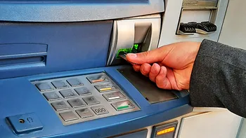 Ce să nu faci la bancomat când retragi bani: greșelile majore care trebuie evitate