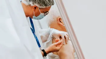 Momentul istoric în care trăim acum: cum au ajuns vaccinații anti-COVID parte dintr-un studiu clinic uriaș