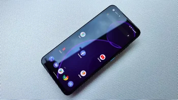 Noul telefon de la ASUS e compact, performant și la preț excelent în România