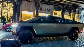 Cybertruck-ul de la Tesla a ieșit pe străzi. Și deja a încălcat reguli de circulație