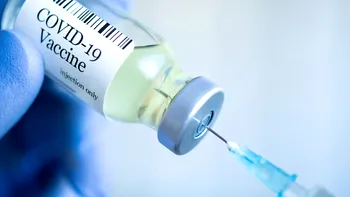 Cea mai ciudată campanie pro-vaccinare vine de la Guvern: ”conține călătorii în străinătate”