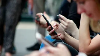 Cu ochii în ecrane: câte email-uri și mesaje prin Messenger, WhatsApp și alte aplicații se trimit în fiecare zi la nivel global