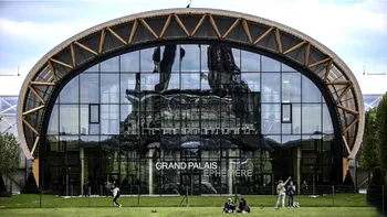 Ce este Le Grand Palais Éphémère, construcția gigantică din fața Turnului Eiffel construită să dispară