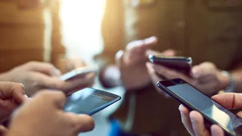 Trăim în telefoanele noastre. Cum am ajuns să “locuim” efectiv în mediul virtual