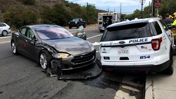 Autopilotul de la Tesla face iar ravagii. De data asta, chiar cu mașina de poliție