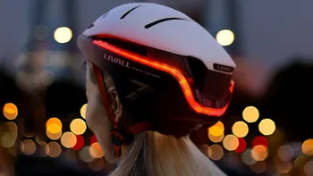 Această cască inteligentă pentru bicicliști îți va face vara mai frumoasă și este foarte utilă în trafic