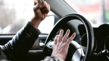 Atenție șoferi, oricine poate păți asta la volan, dar nu toți știu cum să reacționeze. Semne și semnificația lor în trafic