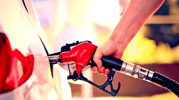 Schimbarea care ajunge la pompă și ne va afecta pe toți, indiferent dacă avem mașini: ce s-a întâmplat cu prețul petrolului