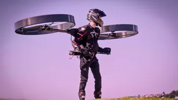 Și-a riscat viața cu un nou mijloc de transport electric: cum e să ai un elicopter în ghiozdan