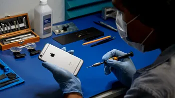 Povestea studentei care a încasat milioane de la Apple: ce s-a întâmplat după ce și-a dus telefonul la reparat